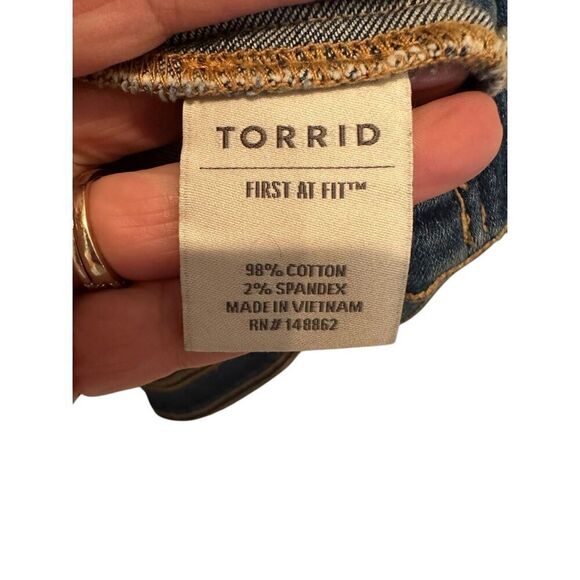 Torrid Denim Classic Stretch Jean Jacket Medium Wash Blue Size 2 - Picture 3 of 5